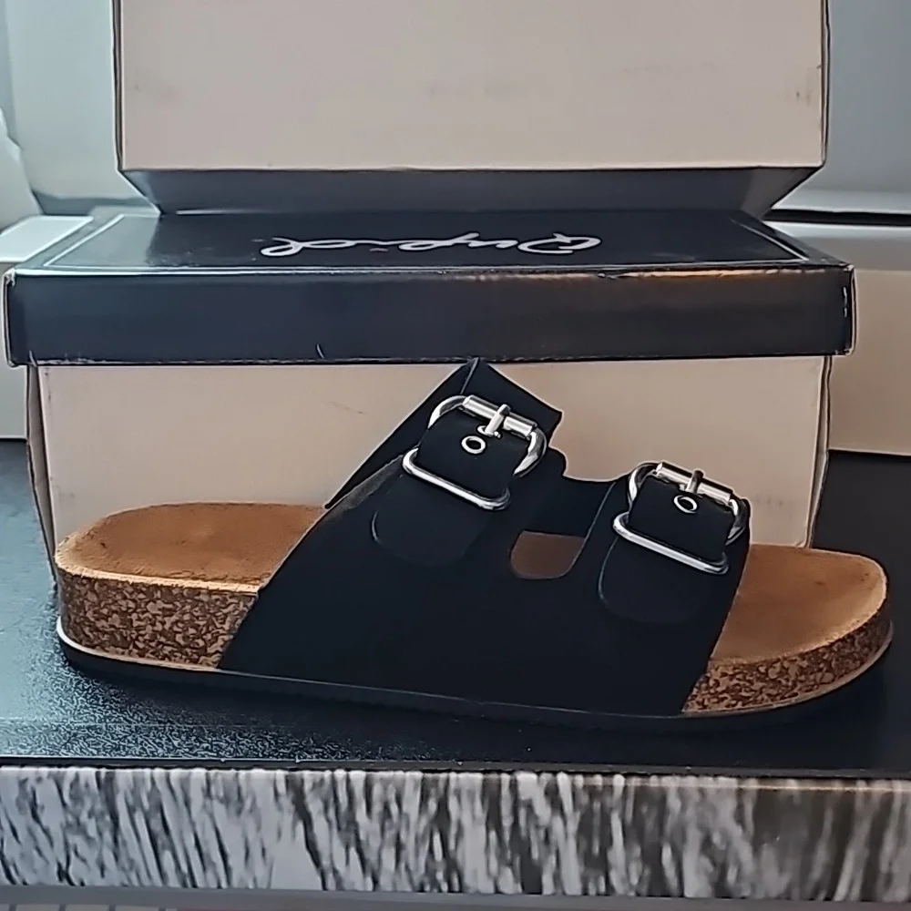 Sandle - Picture 2 of 2